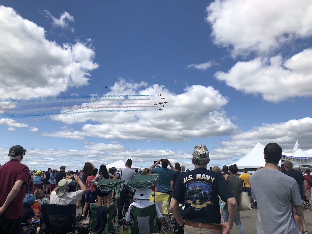 戦闘機と飛行機雲と観客